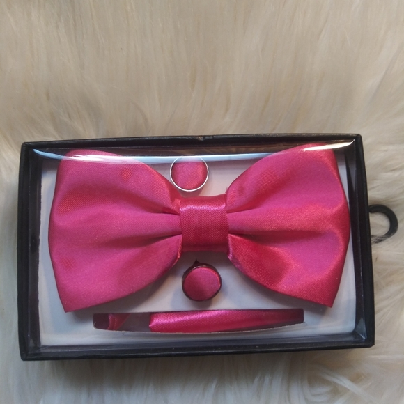 Mario Lorenzi Bow Tie Cuff Link Handkerchief Set - Picture 2 of 3